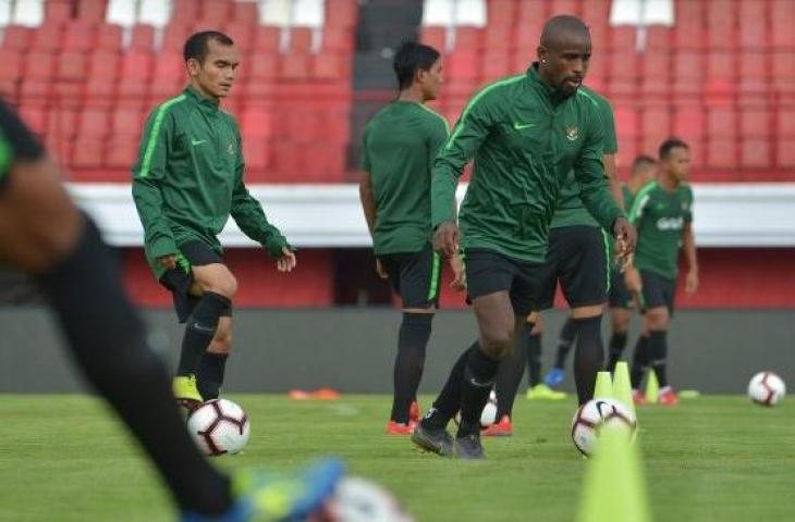 Pemain Timnas Indonesia Greg Nwokolo (kedua kanan) dan Riko Simanjuntak (kiri) menggiring bola dalam latihan di Stadion I Wayan Dipta, Gianyar, Bali, Selasa (19/3/2019). Timnas senior mengadakan latihan intensif termasuk akan uji coba dengan klub Bali United menjelang laga persahabatan menghadapi Myanmar pada 25 Maret 2019. (ANTARA FOTO/Nyoman Budhiana)