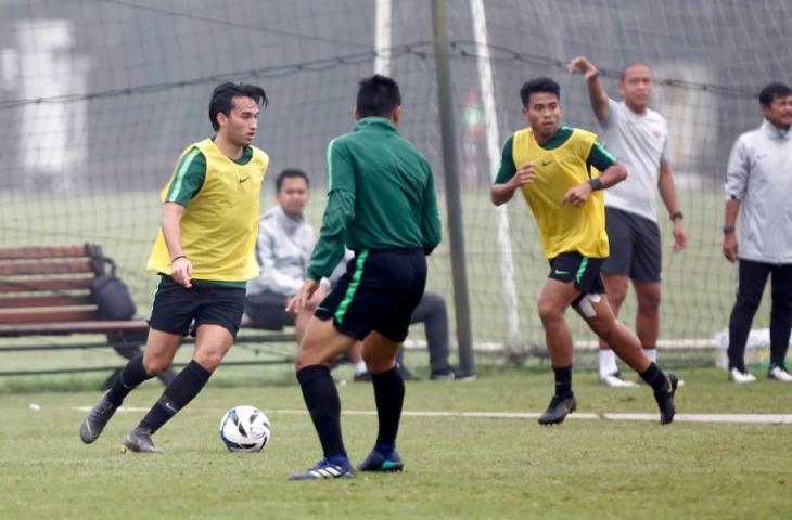 Aksi Ezra Walian saat berlatih bersama Timnas Indonesia U-23. (Dok. PSSI)