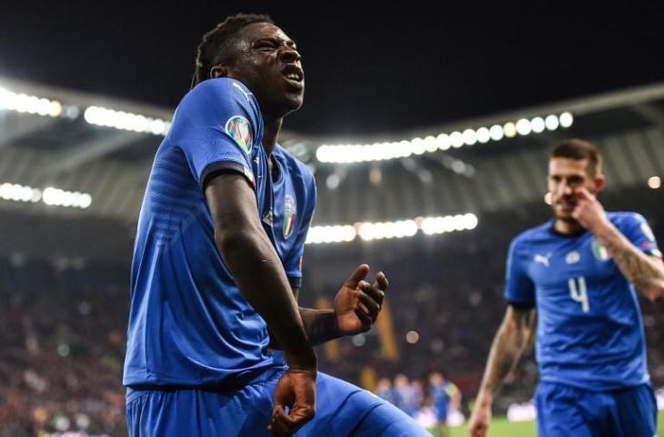 Pemain Timnas Italia, Moise Kean melakukan selebrasi usai cetak gol ke gawang Finlandia. Pada laga babak Kualifikasi Piala Eropa 2020, Minggu (24/3/20190) Italia menang 2-0. [Andreas SOLARO / AFP]