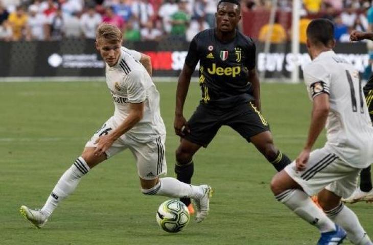 Martin Odegaard (kiri), pemain Real Madrid yang kini sedang menjalani pengasingan di Vitesse. (NICHOLAS KAMM / AFP)