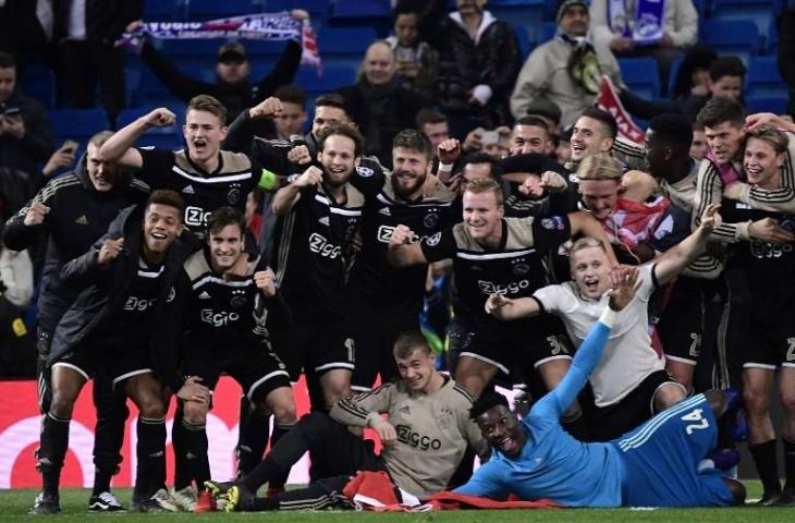 Pemain Ajax Amsterdam merayakan kemenangan atas Real Madrid di leg kedua babak 16 besar Liga Champions pada 5 Maret 2019 (Javier Soriano/AFP)