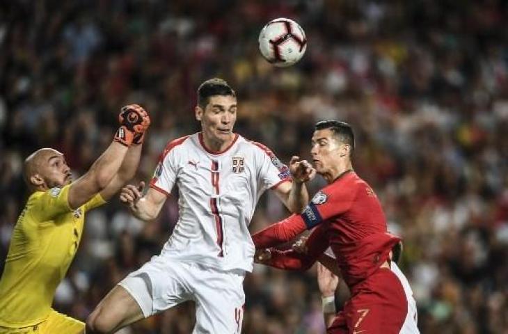 Cristiano Ronaldo (kanan) gagal mencetak gol ke gawang Serbia, saat Portugal bermain imbang 1-1 dalam pertandingan Grub B Kualifikasi Piala Eropa 2020 di Estadio da Luz, Lisbon, Portugal, Selasa (26/3/2019) dini hari WIB. (PATRICIA DE MELO MOREIRA / AFP)