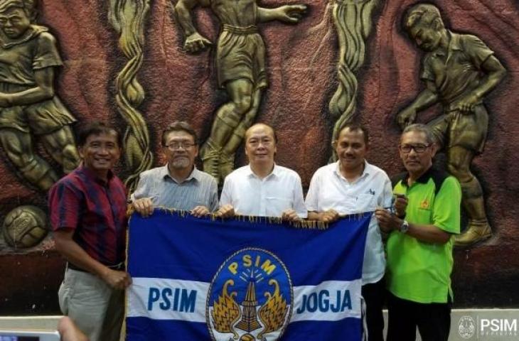 PSIM Yogyakarta saat memperkenalkan investor baru, Bambang Susanto. (Dok. PSIM).