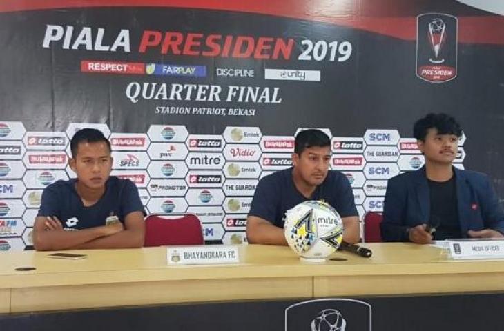 Pelatih Bhayangkara FC Angel Alfredo Vera (tengah) dan Wahyu Subo Seto (kiri) dalam jumpa pers sehari jelang pertandingan kontra Arema FC. [Suara.com/Adie Prasetyo]