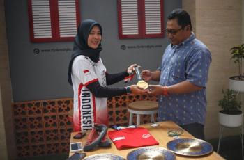 Atlet Panjat Tebing Cantik Ini Sumbangkan Medali Juara ke Museum Kemenpora