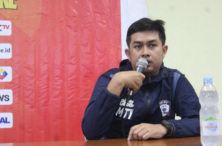 Asisten pelatih SKN Kebumen, Muhammad Triyoga, saat mengikuti konferensi pers final four Pro Futsal League (PFL) 2019 di Gor Universotas Negeri Yogyakarta (UNY), Jumat (29/3/2019). (mxkd.sbs/Irwan Febri Rialdi).