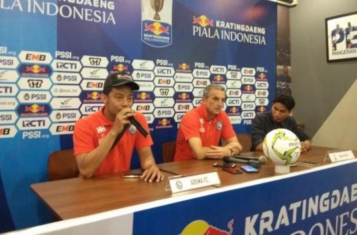 Pemain belakang Arema FC, Hamka Hamzah bersama pelatih Milomir Seslija saat konferensi pers. (Suara.com/Aminuddin)