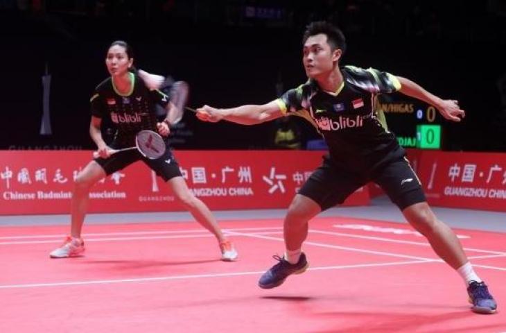 Pasangan ganda campuran Indonesia, Hafiz Faizal/Gloria Emanuelle Widjaja, saat menghadapi wakil Jepang, Yuta Watanabe/Arisa Higashino, di laga perdana Grup B BWF World Tour Finals 2018, Rabu (12/12/2018). [Humas PBSI]