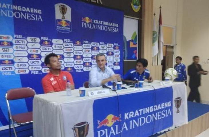 Pelatih kepala Arema FC, Milomir Seslija (tengah). [Suara.com/Aminuddin]