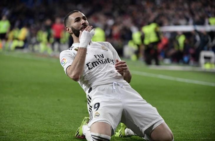 Selebrasi Karim Benzema usai mencetak gol ke gawang Huesca, Senin (1/4/2019) dini hari tadi. Dalam lanjutan La Liga itu gol Benzema tak hanya menjadi penentu kemenangan Real Madrid tapi juga menorehkan rekor mengalahkan Messi dan Ronaldo. [JAVIER SORIANO / AFP]