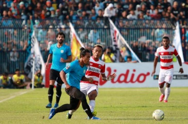 Gelandang Madura United, Asep Berlian menghadang pemain Persela. Dalam laga babak 8 besar Piala Presiden 2019 itu, Madura United menang 2-1 dan berhak lolos ke babak semifinal. [maduraunitedfc.com]