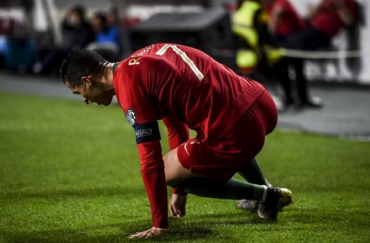 Cristiano Ronaldo saat mengalami cedera di kualifikasi Piala Eropa 2020 pada 25 Maret 2019 (Patricia De Melo Moreira/AFP)