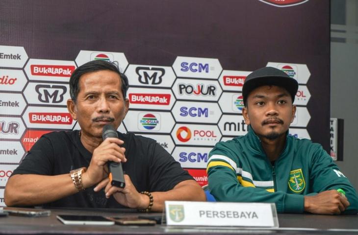 Pelatih Persebaya, Djajang Nurjaman. bersama Muhammad Hidayat dalam sesi jumpa pers pada Jumat (5/4/2019).(Dok. Persebaya.id)