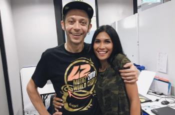 5 Gaya Eksotis Nasya Marbun, Gadis Batak yang Dipeluk Mesra Valentino Rossi