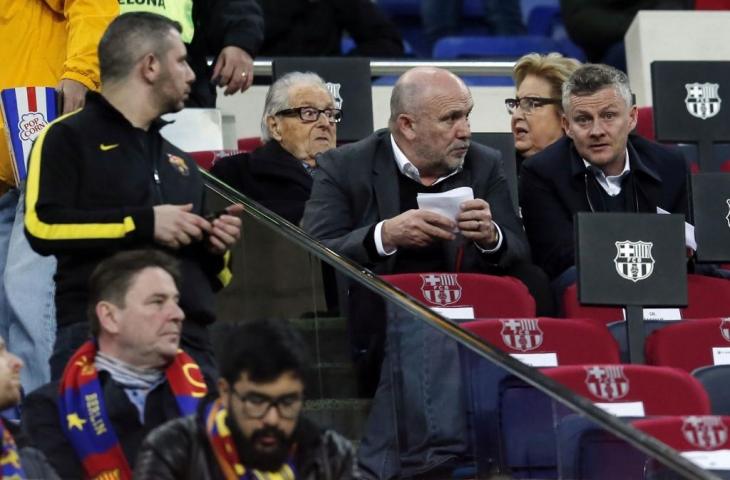 Pelatih Manchester United, Ole Gunnar Solskjaer hadir di Camp Nou menyaksikan laga Barcelona kontra Atletico Madrid pada 6 April 2019. (Pau Barrena/AFP)