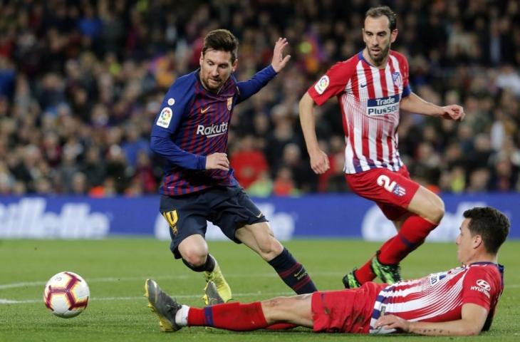 Aksi Lionel Messi saat berhadapan dengan Atletico Madrid pada 6 April 2019 (Pau Barrena/AFP)