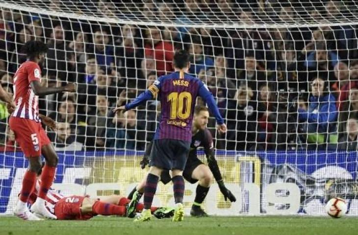 Lionel Messi melengkapi kemenangan Barcelona atas Atletico Madrid dengan skor 2-0 di di Camp Nou, Minggu (7/4/2019) dini hari WIB. (LLUIS GENE / AFP)