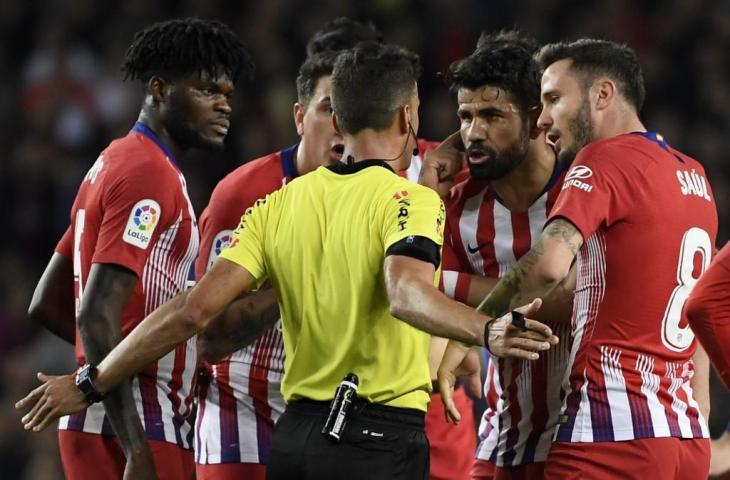 Penyerang Atletico Madrid, Diego Costa saat melayangkan protes kepada wasit Gil Manzano pada 6 April 2019. (Lluis Gene/AFP)