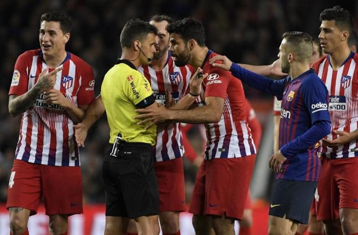 Penyerang Atletico Madrid, Diego Costa saat melayangkan protes kepada wasit Gil Manzano pada 6 April 2019 (Lluis Gene/AFP)