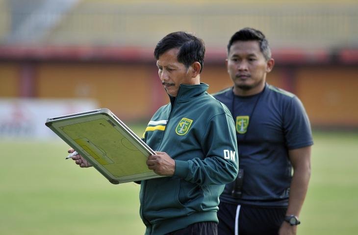 Djajang Nurdjaman saat melatih Persebaya Surabaya. Jelang hadapi Persib, Djanjur mengaku tak gentar. (dok. PSSI).