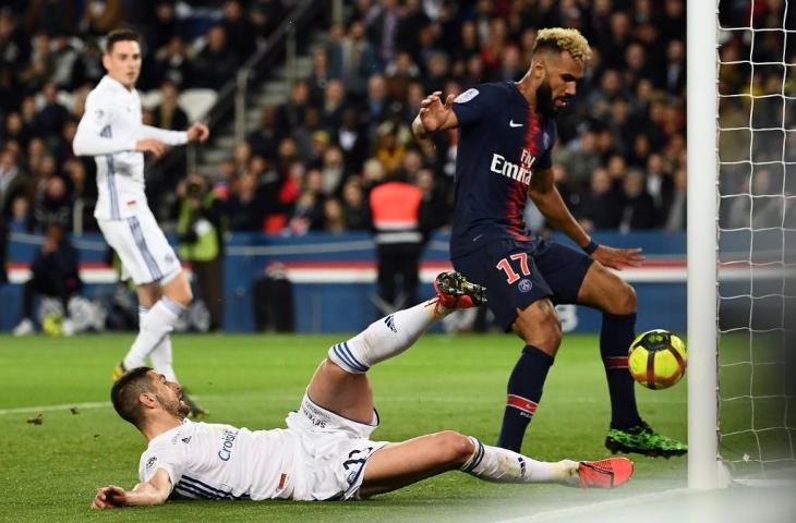 Penyerang PSG, Choupo-Moting saat gagal mencetak gol di depan gawang Strasbourg pada 7 April 2019. (Anne-Christine Poujoulat/AFP)