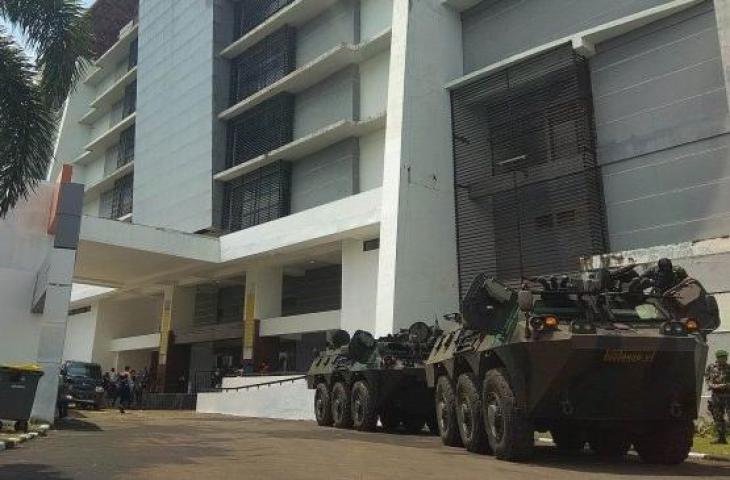 Empat Panser Anoa ini sudah terparkir di depan stadion Gelora Bung Tomo (GBT) Surabaya, Selasa (9/4/2019). (Suara.com/Dimas Angga P)