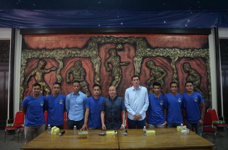 Tujuh pemain anyar PSIM Jogja bersama pelatih Valdimir Vujovic. (mxkd.sbs/Irwan Febri Rialdi).