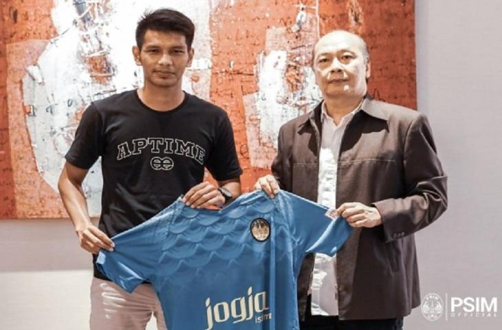 Hendika Arga (kiri) bersama caretaker CEO PSIM, Bambang Susanto. (Dok. PSIM).