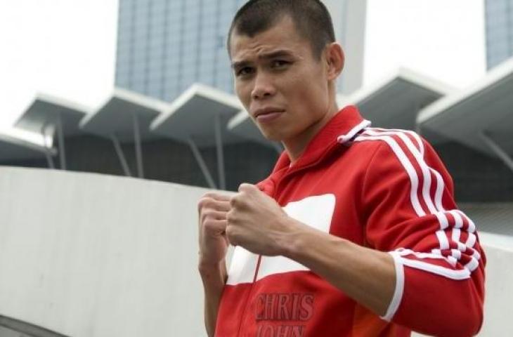 Legenda tinju Indonesia yang juga mantan pemegang sabuk juara dunia kelas WBA (Super), Chris John. [AFP/Simin Wang]