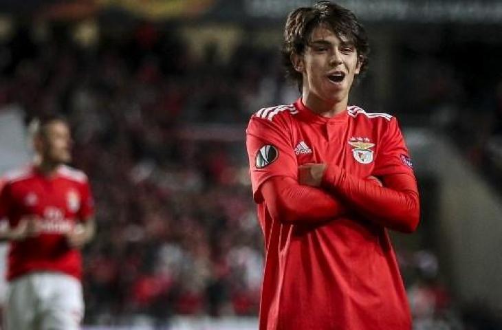 Selebrasi penyerang mudah Benfica, Joao Felix saat cetak hattrick ke Eintracht Frankfurt dalam laga Liga Europa di Luz stadium. (CARLOS COSTA / AFP)