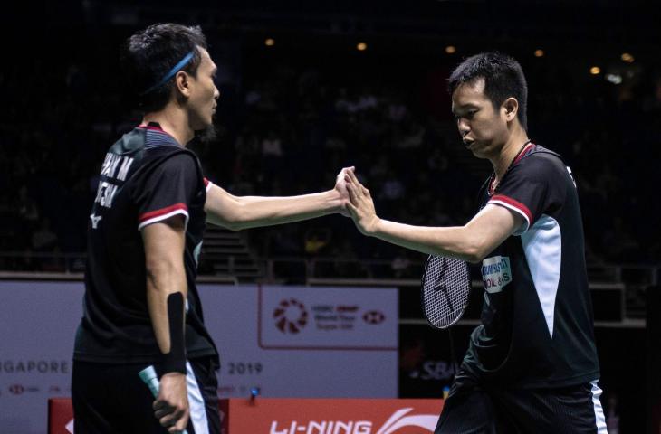 Mohammad Ahsan dan Hendra Setiawan gagal mempertahankan gelar Singapore Open setelah di final turnamen serupa 2019 takluk dari pasangan ganda Jepang. [THEODORE LIM / AFP]