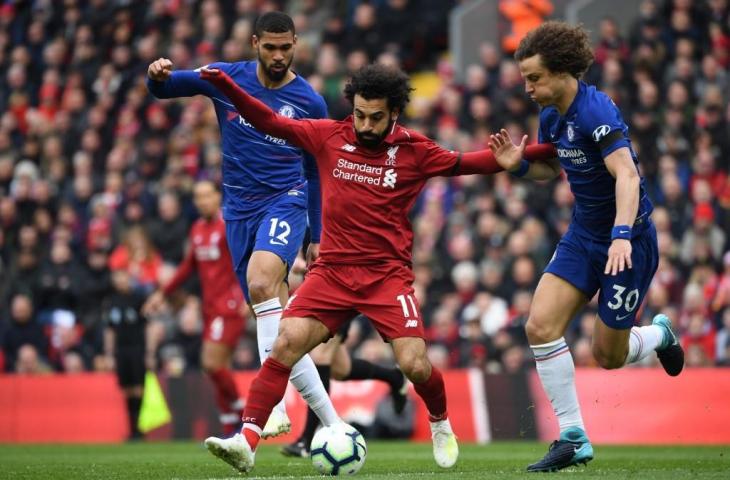 Aksi bek Chelsea, David Luis saat menghadang penyerang Liverpool Mohamed Salah. (Paul Ellis/AFP).