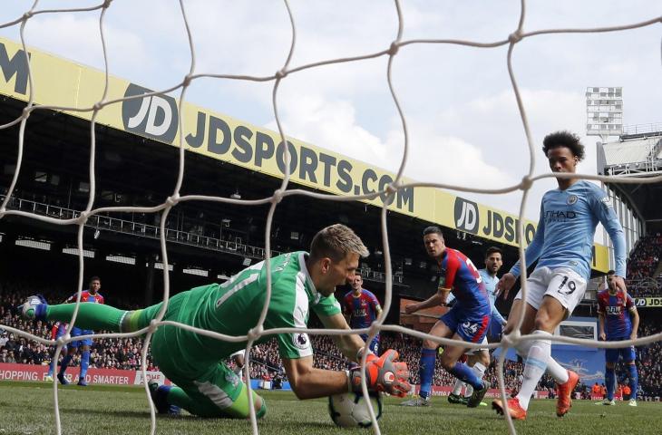 Kiper Crystal Palace, Vicente Guaita menyelamatkan bola tendangan Leroy Sane. Dalam laga lanjutan Liga Primer Inggris pekan ke-33, Manchester City berhasil menundukkan Crystal Palace dengan skor 3-1. [ADRIAN DENNIS / AFP]