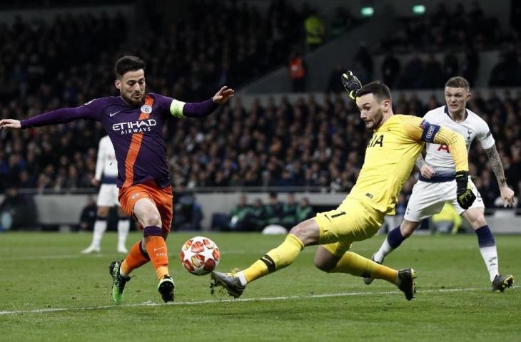 Kapten Tottenham, Hugo Lloris, saat menghadang peluang kapten Manchester City, David Silva. (Adrian Dennis/AFP).