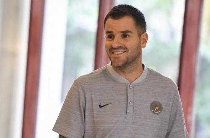 Pelatih timnas Indonesia Simon McMenemy berjalan seusai menggelar konferensi pers di Jakarta, Kamis (24/1/2019). Mantan pelatih Bhayangkara FC itu ditunjuk PSSI sebagai pelatih timnas Indonesia. (ANTARA FOTO/Hafidz Mubarak A)