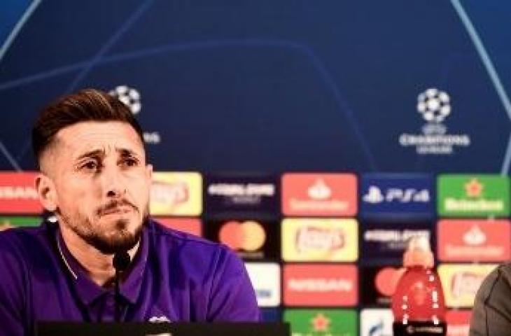 Kapten FC Porto, Hector Herrera saat konferensi pers sebelum laga melawan Liverpool pada partai kedua perempatfinal Liga Champions di Estadio do Dragao, Kamis (18/4/2019) dini hari WIB. (MIGUEL RIOPA / AFP)