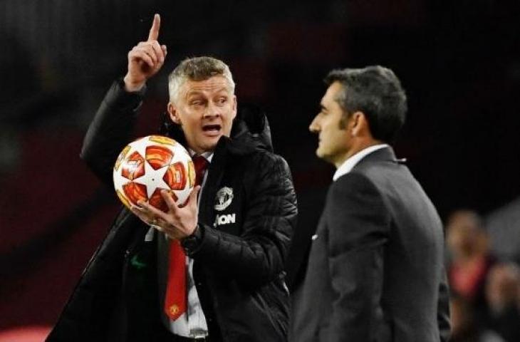 Manajer Manchester United, Ole Gunnar Solskjaer (kiri) bereaksi di samping pelatih Barcelona Ernesto Valverde, dalam laga leg kedua oerempatfinal Liga Champions 2018/2019 di Camp Nou, Rabu (17/4/2019) dini hari WIB. [LLUIS GENE / AFP]