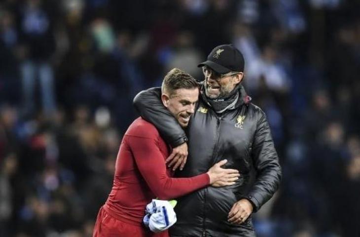 Manajer Liverpool, Jurgen Klopp (kanan) merayakan kemenangan timnya atas FC Porto bersama gelandang Jordan Henderson, dalam laga leg kedua perempatfinal Liga Champions 2018/2019 di Estadio do Dragao, Kamis (18/4/2019) dini hari WIB. [PATRICIA DE MELO MOREIRA / AFP]