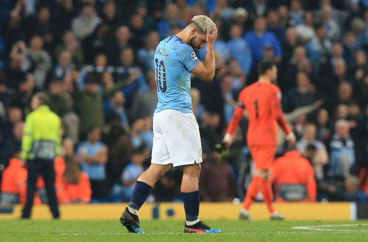 Ekspresi penyerang Manchester City, Sergio Aguero yang terlihat lesu karena timnya tersingkir dari Liga Champions usai kalah agregat dari Tottenham Hotspur di babak perempat final, Kamis (18/4/2019). [Lindsey PARNABY / AFP]