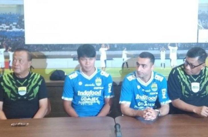 (Dari kiri ke kanan) Komisaris Utama PT PBB Zainuri Hasyim, Achmad Jufriyanto, Artur Gevorkyan dan Komisaris PT PBB Kuswara S Taryono saat memberikan keterangan terkait rekrutan anyar Persib di Graha Persib, Jalan Sulanjana, Bandung, Kamis (18/4/2019). [Suara.com/Aminuddin]