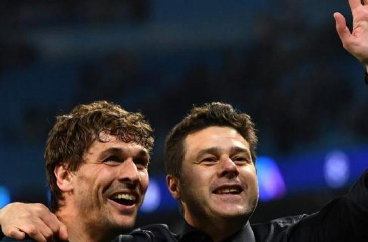 Manajer Tottenham Hotspur, Mauricio Pochettino (kanan) merayakan kelolosan timnya ke semifinal Liga Champions 2018/2019 bersama penyerang Fernando Llorente, usai laga leg kedua perempatfinal kontra Manchester City di Etihad Stadium, Kamis (18/4/2019) dini hari WIB. [Anthony Devlin / AFP]