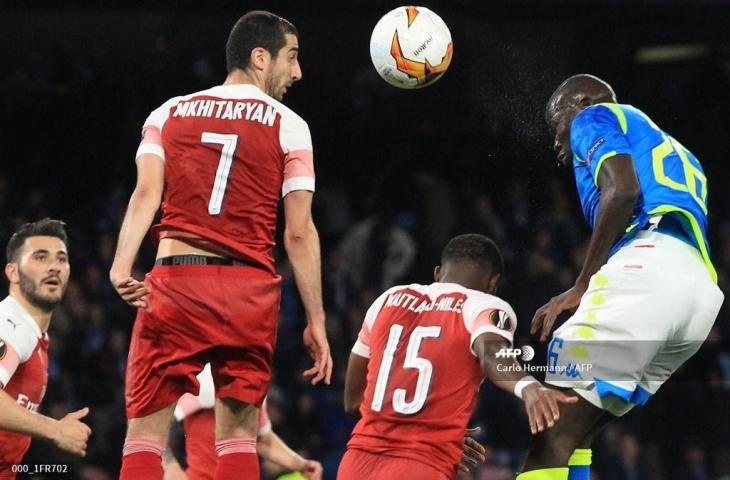 Pemain Arsenal, Henrikh Mkhitaryan berebut bola dengan defender Napoli, Kalidou Koulibaly. Dalam laga leg kedua perempat final Liga Europa, Jumat (19/4/2019) dini hari tadi. [CARLO HERMANN / AFP]