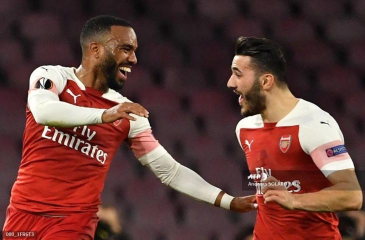 Alexandre Lacazette merayakan golnya ke gawang Napoli bersama bek Arsenal, Sean Kolasinac. Pada laga leg kedua Liga Europa, Jumat (19/4/2019) dini hari tadi, Arsenal menang agregat 3-0 atas Napoli dan berhak melaju ke semifinal. [Andreas SOLARO / AFP]