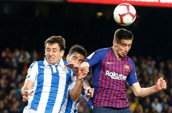 Aksi bek Barcelona, Clement Lenglet saat turut menyumbang satu gol kemenangan timnya 2-1 atas Real Sociedad di Camp Nou, Minggu (21/4/2019) dini hari WIB. (PAU BARRENA / AFP)