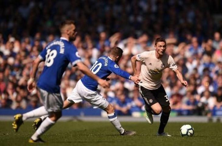 Aksi gelandang Manchester United, Nemanja Matic saat menderita kekalahan 4-0 atas Everton di Goodison Park, Minggu (21/4/2019) malam WIB. (OLI SCARFF / AFP)