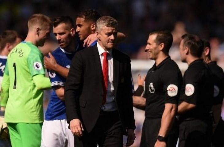 Ekspresi kekecewaan Ole Gunnar Solskjaer usai Manchester United dipermalukan Everton 4-0 di Goodison Park, Minggu (21//4/2019) malam WIB. (OLI SCARFF / AFP)