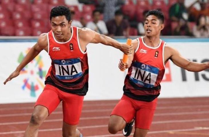 Pelari Indonesia, Fadlin (kanan) menyerahkan tongkat kepada Lalu Muhammad Zohri pada babak penyisihan Lari Estafet 4x100m Putra Asian Games ke-18 Tahun 2018 di Stadion Utama Gelora Bung Karno Senayan, Jakarta, Rabu (29/8). (ANTARA FOTO/INASGOC/Andika Wahyu)