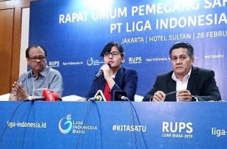 Dirk Soplanit, (kiri) Ratu Tisha Destria (tengah), dan Gusti Randa (kanan) pada jumpa pers usai digelarnya RUPS Luar Biasa di Hotel Sultan, Senayan, Jakarta. [Suara.com/Adie Prasetyo]