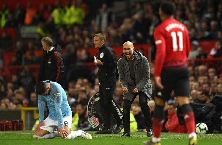 Ekspresi kebahagiaan Pep Guardiola usai berhasil mengalahkan Manchester United. (Oli Scraf/AFP).