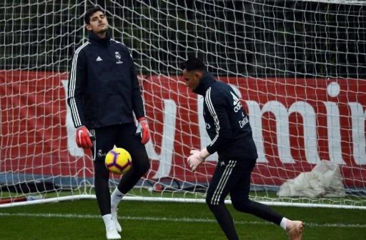 Dua penjaga gawang Real Madrid, Keylor Navas (kiri) dan Thibaut Courtois mengikuti sesi latihan. (GABRIEL BOUYS / AFP)